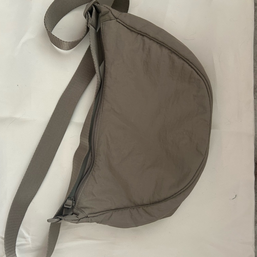UNIQLO crescent bag - taupe